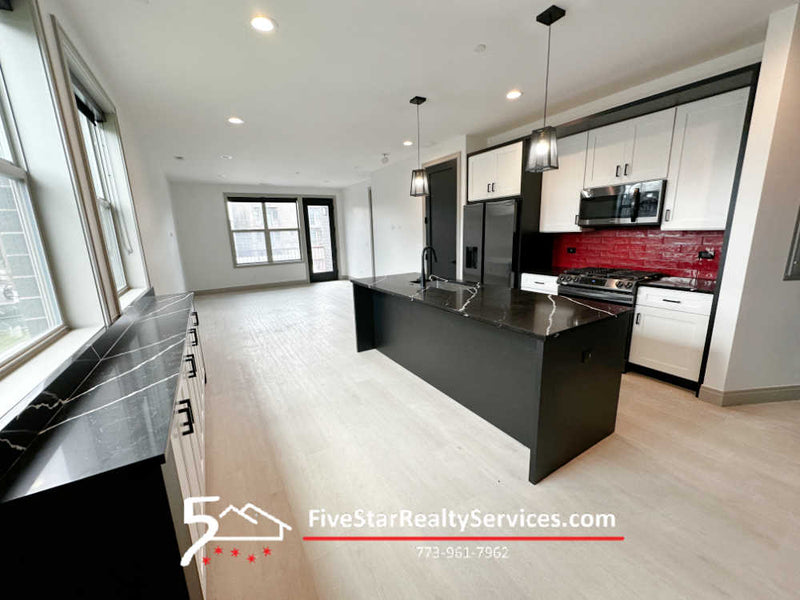 2 Bed 2 Bath  |  4054 S Indiana #1R  |  Bronzeville