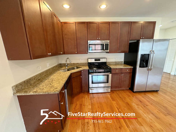 2 Bed 2 Bath  |  3705 N Kedzie #408  |  Irving Park