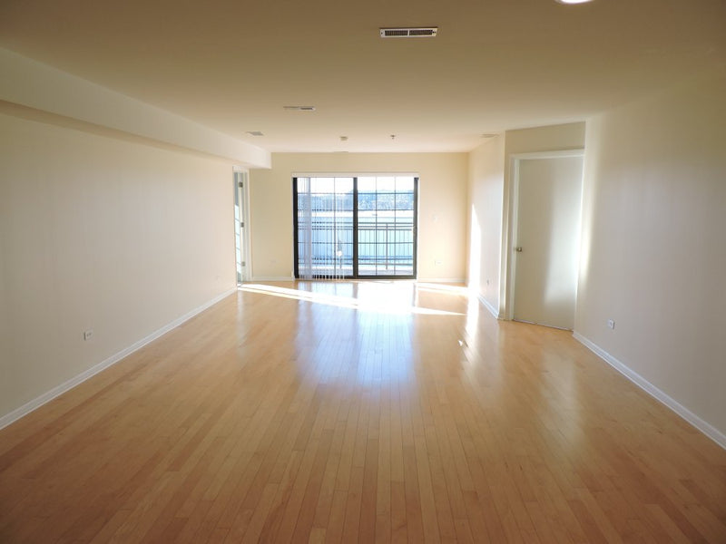 2 Bed 2 Bath  |  8255 Skokie Blvd #406  |  Skokie