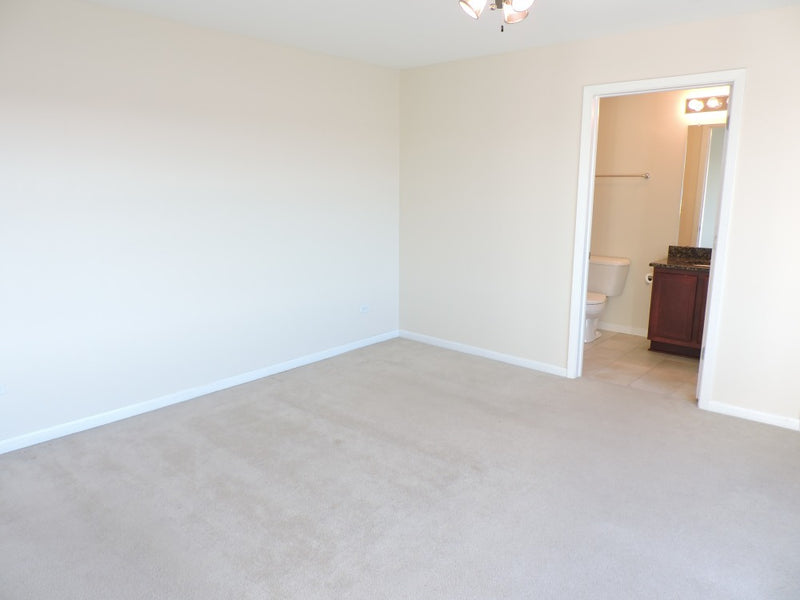 2 Bed 2 Bath  |  8255 Skokie Blvd #406  |  Skokie