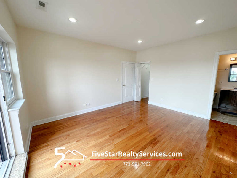 2 Bed 2 Bath  |  3705 N Kedzie #408  |  Irving Park