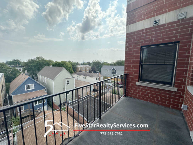 2 Bed 2 Bath  |  3705 N Kedzie #408  |  Irving Park