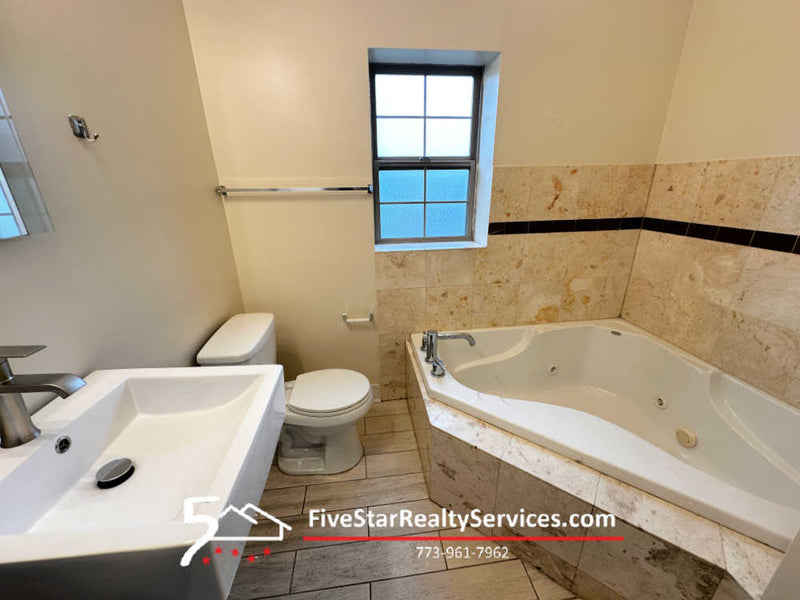 2 Bed 2 Bath  | 4518 N Kedzie #3C  |  Albany Park