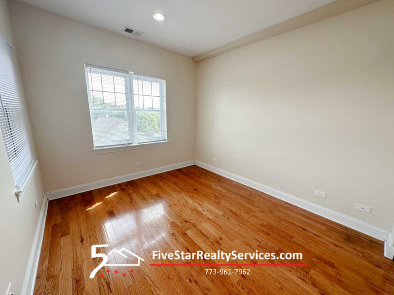 2 Bed 2 Bath  |  3705 N Kedzie #408  |  Irving Park
