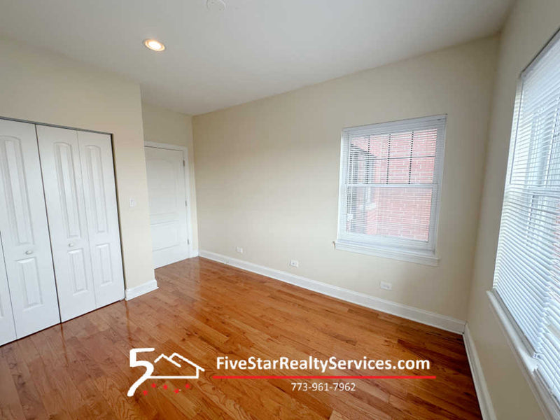 2 Bed 2 Bath  |  3705 N Kedzie #408  |  Irving Park