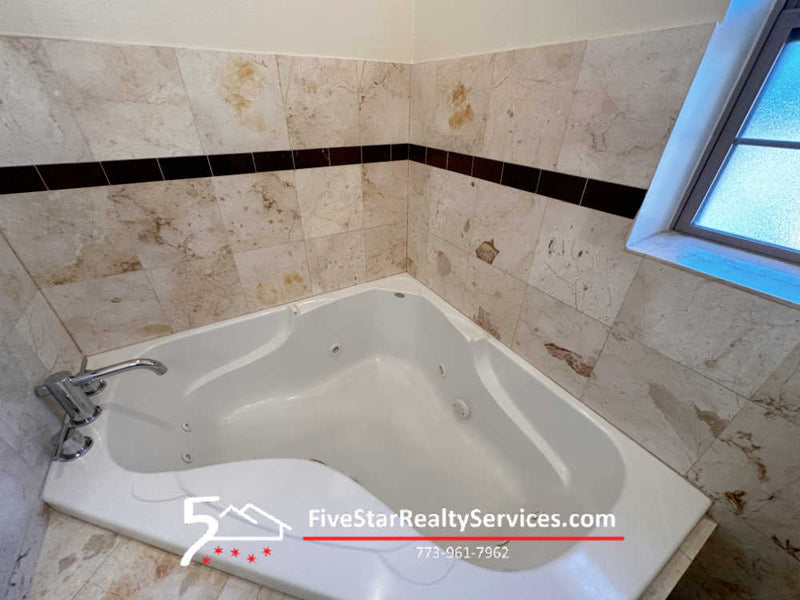 2 Bed 2 Bath  |  4518 N Kedzie #2F  |  Albany Park