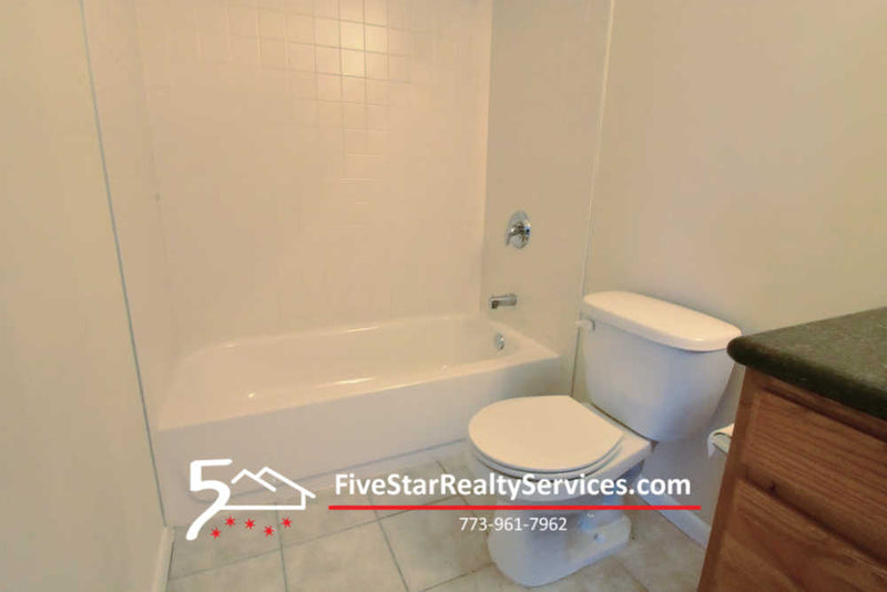 2 Bed 2 Bath  |  8255 Skokie Blvd #205  |  Skokie