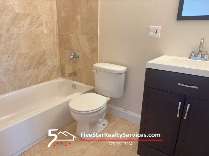 2 Bed 2 Bath  |  3705 N Kedzie #408  |  Irving Park