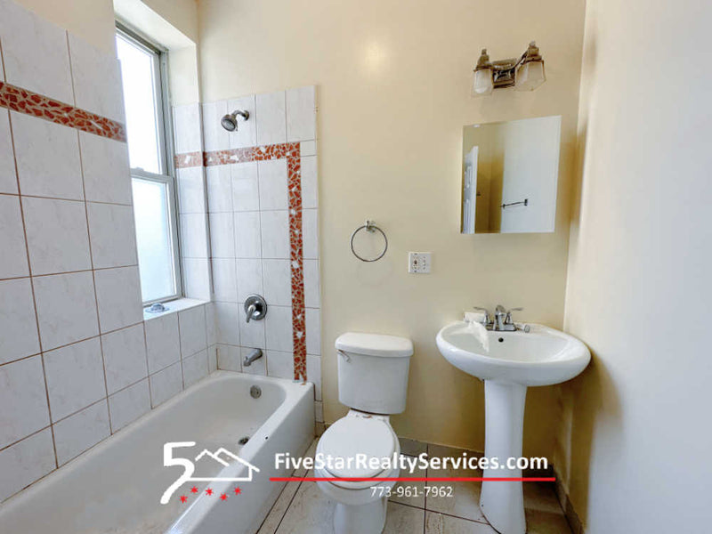 4 Bed 2 Bath  |  1520 E Marquette #2  |  Jackson Park