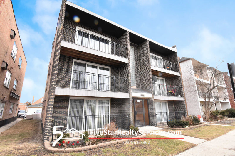 1 Bed 1 Bath  |  5727 S Kenton #1S  |  Midway