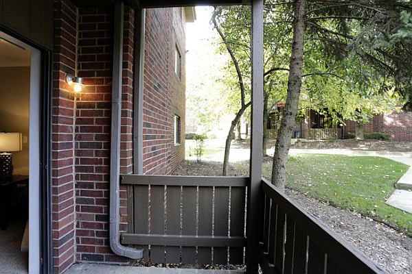 2 Bed 2 Bath  |  1320 Brook St. #J  |  St. CHarles