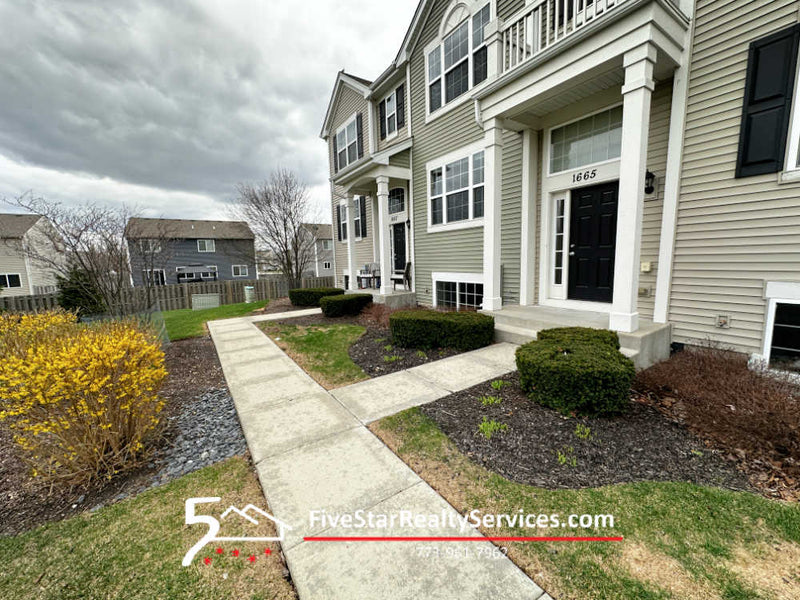 3 Bed 2 1/2 Bath + BONUS Rm  |  1665 Ruby Dr  |  Pingree Grove