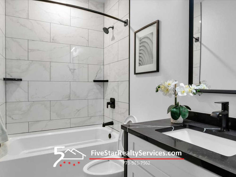 3 Bed 2 Bath  |  4235 S Champlain #3N  |  Bronzeville