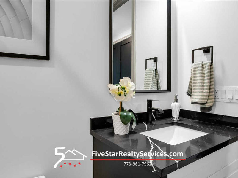 3 Bed 2 Bath  |  4235 S Champlain #3N  |  Bronzeville