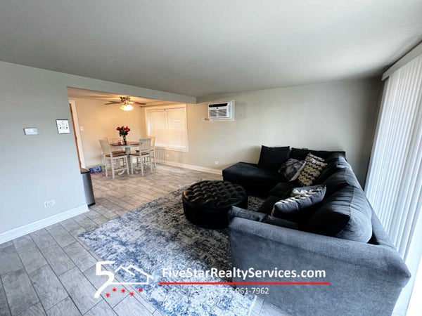 1 Bed 1 Bath  |  5727 S Kenton #1S  |  Midway